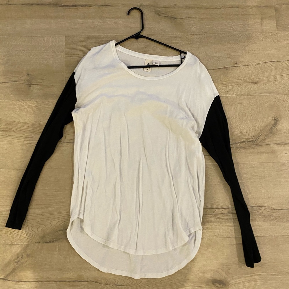 UO FEATHERS BW SCOOPE LS TEE